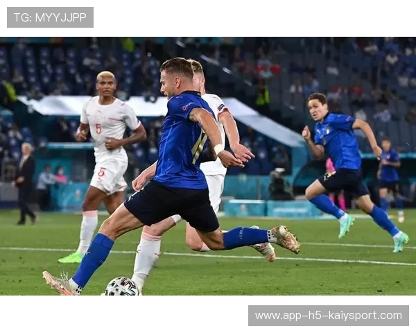 洛卡特利中场拦截后果断分球右路 洛卡特利中场拦截后果断分球右路