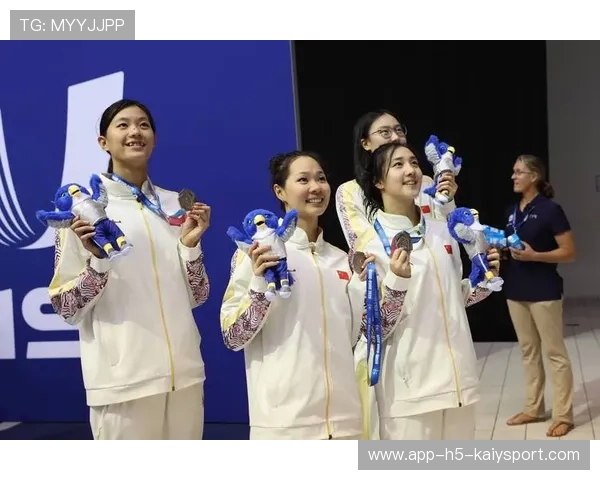 2026年亚洲校园游泳邀请赛 中国中学生4×100米混合接力破赛会纪录，中国队获得游泳男女混合4x100米混合泳接力银牌